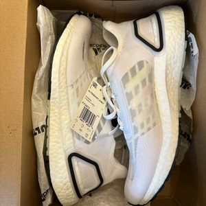 NWT Adidas Ultraboost Size 8 women’s sneaker